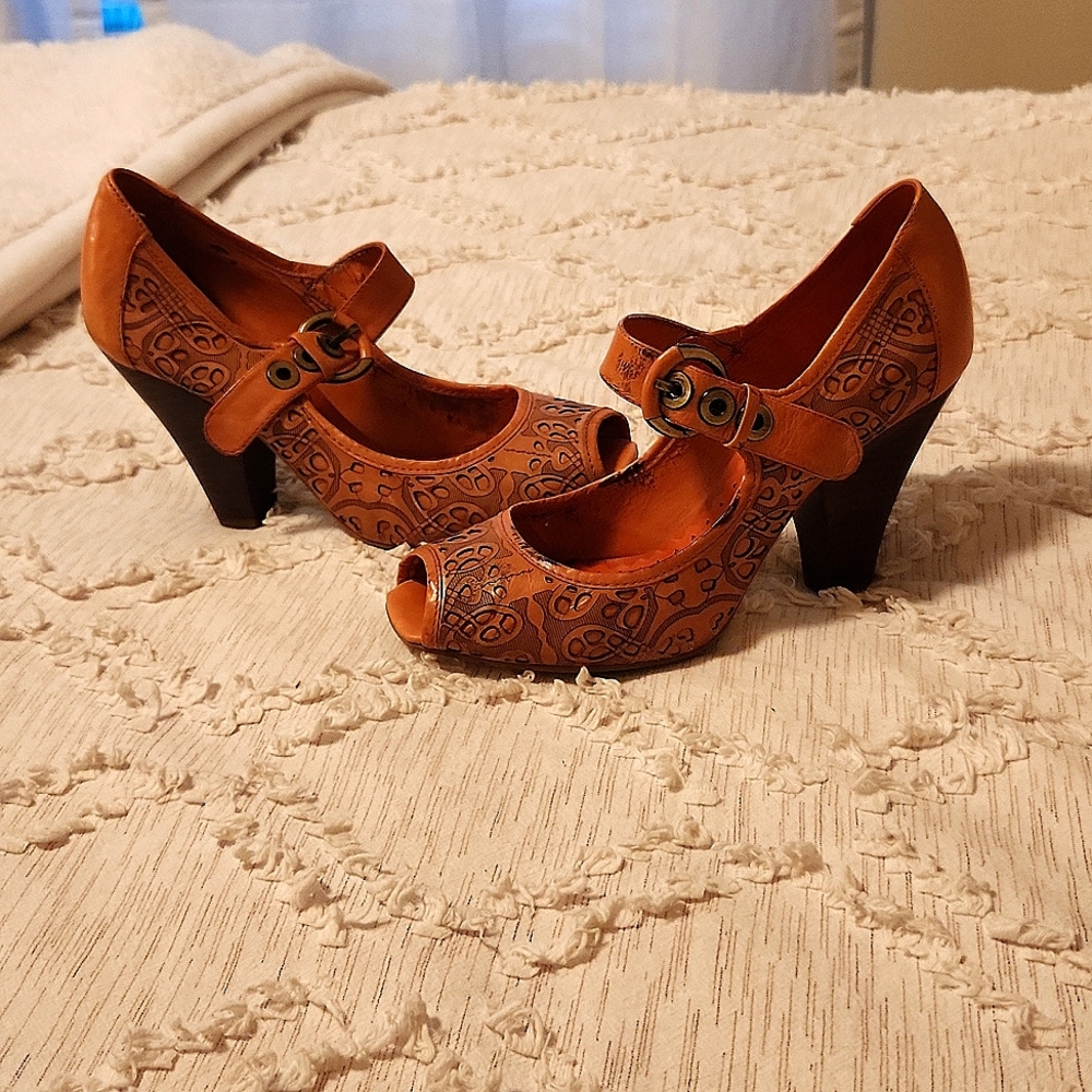 Size 6 1/2 Vince Camito pumps. Salmon color with adjustable buckle and peep toe.